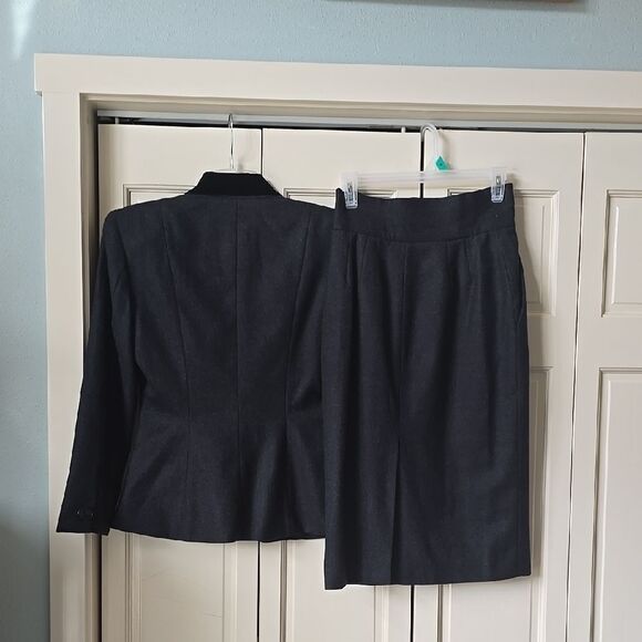 Elegant Wool Black Blazer and Skirt Set. EXCELLENT COND! - Picture 7 of 16